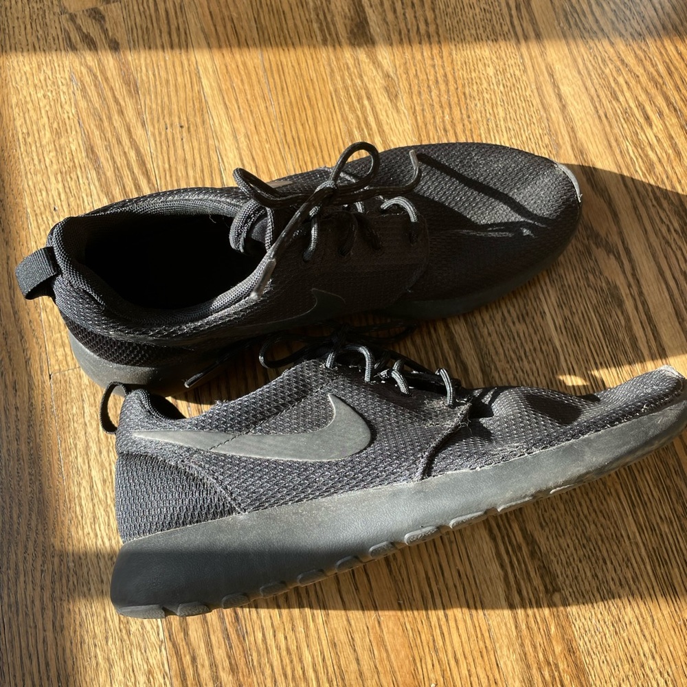 All black Nike Roshe